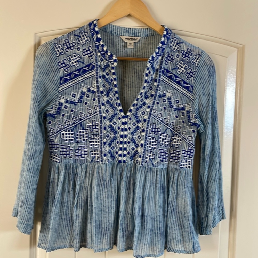 Embroidered Baby Doll Style Top. Sz XS. Great condition. Non-smoking home.